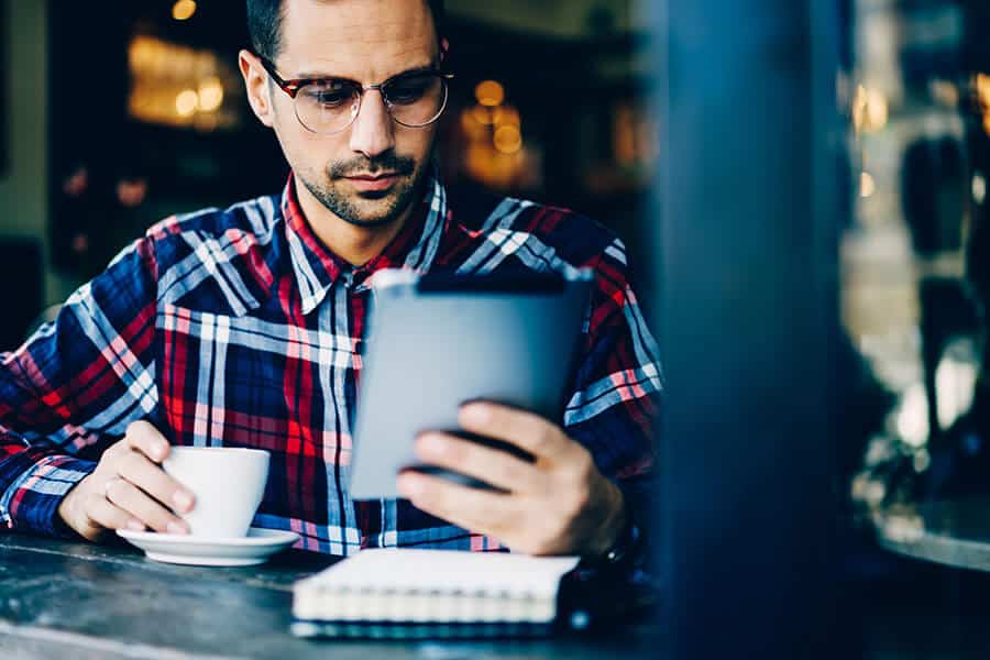 Man reading news online