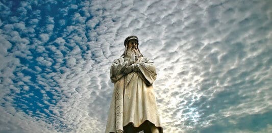 Statue of Leonardo da vinci in Milan